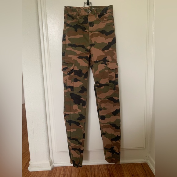 Divided. H&M. Camo pants with large utility pocket on either side. Size 2. - Picture 2 of 6